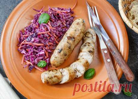 Домашние колбаски из курицы с грибами на Вкусном Блоге Если вы уже посматриваете в сторону шашлычного сезона, этот рецепт вам пригодится 🙂 И если просто любите домашние колбаски – тоже. Готовятся они несложно и хорошо поддаются заморозке. В дополнение к курице в моем варианте в колбасу пошли лесные грибы из заморозки. Если у вас нет возможности использовать такие, просто…