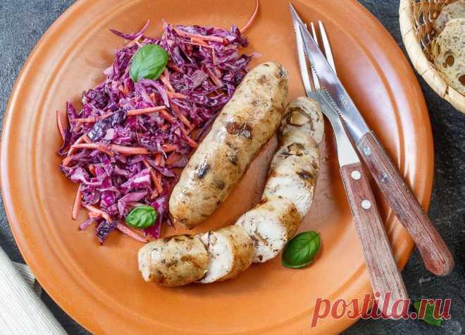 Домашние колбаски из курицы с грибами на Вкусном Блоге Если вы уже посматриваете в сторону шашлычного сезона, этот рецепт вам пригодится 🙂 И если просто любите домашние колбаски – тоже. Готовятся они несложно и хорошо поддаются заморозке. В дополнение к курице в моем варианте в колбасу пошли лесные грибы из заморозки. Если у вас нет возможности использовать такие, просто…