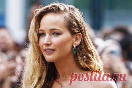 Дженнифер Лоуренс появилась на публике в топе с глубоким декольте. Американская актриса Дженнифер Лоуренс появилась на публике в откровенном наряде и привлекла внимание фотографов. 32-летняя знаменитость посетила вечеринку журнала W magazine в Лос-Анджелесе в наряде люксового бренда Alaïa черного цвета. Костюм состоял из топа с глубоким V-образным декольте и кожаной юбки.