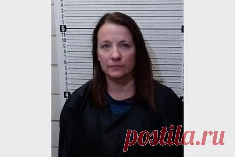 Учительница попала в тюрьму после группового секса с учениками. В США учительница старшей школы из штата Техас попала в тюрьму за групповой секс с подростками. Инцидент, за который 42-летняя Кэтрин Моррис получила 10 лет условного заключения, произошел в сентябре 2021 года. Тогда женщина случайно встретилась с несколькими учениками в заведении для семейных вечеринок.