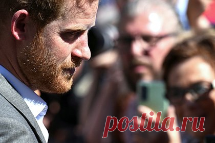 Стало известно о просьбе принца Чарльза к Гарри явиться к королеве без Меган. Король Великобритании Карл III попросил принца Гарри явиться к умиравшей королеве Елизавете II в шотландский замок Балморал без супруги Меган Маркл. Источник издания раскрыл, что во дворе сочли «неправильным и неуместным» визит Меган, поскольку близ королевы должны были находиться только самые близкие родственники.