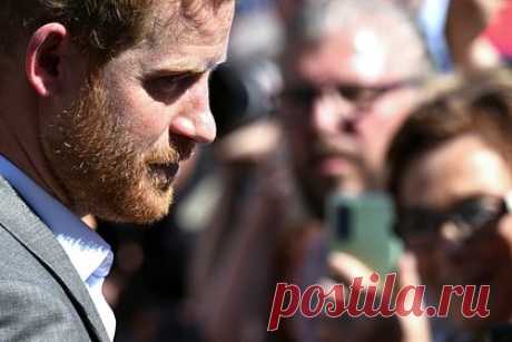Стало известно о просьбе принца Чарльза к Гарри явиться к королеве без Меган. Король Великобритании Карл III попросил принца Гарри явиться к умиравшей королеве Елизавете II в шотландский замок Балморал без супруги Меган Маркл. Источник издания раскрыл, что во дворе сочли «неправильным и неуместным» визит Меган, поскольку близ королевы должны были находиться только самые близкие родственники.