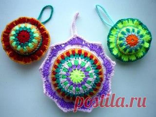 МАСТЕР КЛАСС ВЯЗАНИЕ КРЮЧКОМ: ЯРКИЕ НОВОГОДНИЕ ШАРИКИ\
http://svoimi-rukami-club.ru/мастер-класс-вязание-крю..