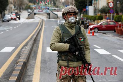 Военные Иордании ликвидировали наркоторговцев из Сирии. Военные Иордании ликвидировали 27 наркоторговцев из Сирии при попытке незаконно пересечь границу страны. Контрабандистов сопровождали группы вооруженных людей. Впоследствии солдаты обыскали территории, на которых произошли столкновения, и нашли большое количество наркотиков.