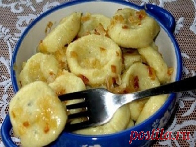 Ленивые вареники с картошкой — это так вкусно и быстро! Необыкновенно вкусный, ароматный и питательный обед из ленивых картофельных вареников для всей семьи приготовим вместе!
Ингредиенты:
400 грамм картофеля (примерно 2 очень крупных или 4 средних клубня);
150 грамм пшеничной муки;
1 чайная ложка соли;
2-3 столовые ложки растительного (подсолнечного или оливкового) масла (для пюре).
.
Зажарка:
одна головка репчатого лука;
150 грамм свежих шампиньонов (или любых других све...