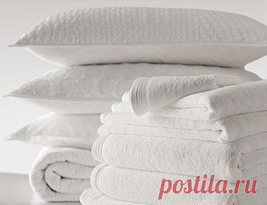 Как отбелить белые вещи? Простые бабушкины рецепты.
1. В ведро с горячей водой добавьте несколько кристалликов марганцовки (вода должна стать чуть розоватой) и примерно 200 грамм стирального порошка. Положите выстиранную одежду, перемешайте и накройте ведро. Подождите пока вода остынет до комнатной температуры и как следует прополощите вещи.
2. Белые вещи можно отбелить с помощью перекиси водорода. На два литра теплой воды добавьте чайную ложку 3% перекиси, можно добавить немного соды. Положит