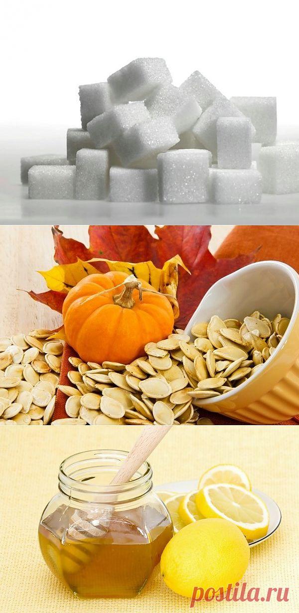 Как улучшить память с помощью обычных продуктов.. Сахар - один из важнейших продуктов для нормальной деятельности мозга. Но поскольку сахар в чистом виде может вызывать аллергию, используйте сахарный сироп (1:1). Проваривать нужно до тех пор, пока все кристалики сахара не растворятся.
Для любителей тыквенных семечек
Съев всего горсть тыквенных семечек, вы обеспечите организм дневной нормой цинка, который играет важную роль в процессах мышления.
Специи для ума