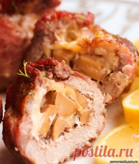 Ингредиенты Свинина — 500 г Шампиньоны — 400 г Сыр твердый — 200 г Уксус — 2 ст. л. Майонез — 3 ст. л. Листья салата — 1 пуч. Зелень — 1 пуч. Рецепт Мясо нарезать ломтиками толщиной 1 см. и хорошо отбить молоточком, посолить, поперчить с двух сторон. Грибы обжарить с луком на растит. […]