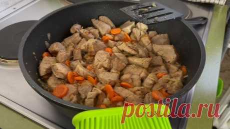 Сытное Мясное Блюдо на Ужин! РЕЦЕПТ :Мясо свинина или говядина 800 гЛук 2 штМорковь 2 штКартошка 600 гПомидоры в собственном соку 400 гГорошек консервированный 1 банкаСоль 1 ч лПерец 1/2 ч лПаприка 1 ст лСливочное масло 30 гМасло подсолнечное для жаркиСыр твердый 100 г