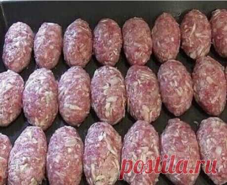 Бабушка научила! Очень сочные и вкусные ленивые Голубцы
От таких голубцов без ума вся моя семья!
ИНГРЕДИЕНТЫ:
- 500 гр свежего фарша
- 300 гр капусты,
- 100 гр риса,
- 1 яйцо, соль, перец
ПРИГОТОВЛЕНИЕ:
Капусту тонко нашинковать, рис заранее замочить, добавить фарш, соль, перец, яйцо.
Тщательно перемешать. Сформовать котлетки.
Приготовить их можно двумя способами: обжарить и затем протушить под крышкой в сметанно-томатном соусе. Или выложить в форму и запечь в духовке.
Сначала без соуса мину