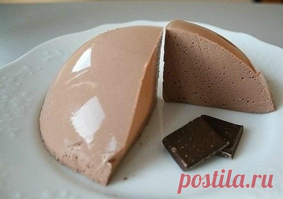 Диетическая супервкуснятина!

Ингредиенты (на 4 порции):

Творожная масса обезжиренная (творог) - 500 г
Молоко обезжиренное - 100 мл
Фруктоза (или мед) - 50-70 г (2 ст. л. или больше)
Какао-порошок - 25-30 г (2 ст. л.)
Желатин - 15-20 г

Чтобы получился не горький шоколад, можно добавить больше меда или фруктозы. Рецепт творожного суфле понравится не только худеющим, но и всем остальным!:)

Приготовление:

1. Желатин заливаем стаканом холодной воды и ждём 30 минут (он долж...