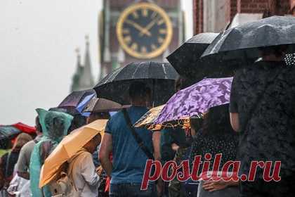 Москвичей предупредили о четырехдневном дожде. Ведущий специалист центра погоды «Фобос» Михаил Леус заявил, что с 19 по 22 сентября в Москве ожидаются сильные дожди. Синоптик предупредил, что на следующей неделе в столице может выпасть больше половины месячной нормы осадков. По его словам, самым дождливым и холодным днем станет понедельник, 20 сентября.