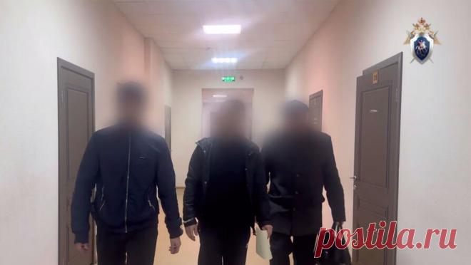 Россиянин убил соседку и ее шестилетнего сына из-за того, что мальчик громко топал. В Котельниках задержан подозреваемый в двойном убийстве, сосед расправился с женщиной и ее шестилетним сыном из-за бытового конфликта. Об этом сообщает ГСУ СК России по Московской области. 6 декабря в квартире многоэтажки по улице ...