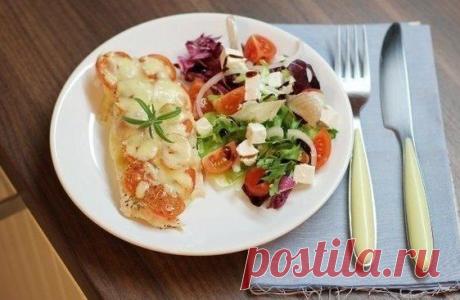 Курица под помидорами и сыром