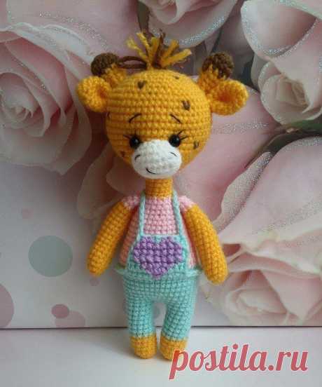 Вязаный жирафик в комбинезоне крючком | Hi Amigurumi