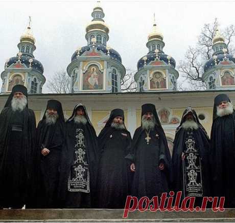 Монахи-фронтовики Псково-Печерского монастыря...

«Всю нашу братию фронтовую отличало особенное смирение, не приобретенное монашеским опытом, наработанное, а выстраданное смирение, как результат прохождения через границу смерти. И этот дар смирения они принесли в монастырь, нам. И их опыт давал нам светлую надежду в перенесении скорбей, которые у них были великими» - так говорил иеромонах Свято–Успенского Псково–Печерского монастыря Хрисанф о насельниках обители, прошедших...
