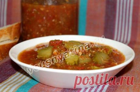 Маринованные помидоры с морковью: рецепт  //  Нам понадобится:

— небольшие помидорчики, а чтоб было понаряднее, можно закрутить разноцветные – 1 кг;
- чесночок – 1 головка с крупными дольками;
- смородиновые свежие листики – 5 шт.;
- литр воды;
- черный перец горошком, практически всегда сопровождающий домашние заготовки – 5-6 шт.;
- уксус (эссенция) – чайная ложечка;
- укропные зонтики;
- пара рыжих морковок, опять же для яркости;
- соль – 1 ст. ложка;
- сахар – 5 ст. ложек.