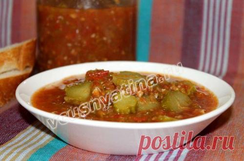 Маринованные помидоры с морковью: рецепт  //  Нам понадобится:

— небольшие помидорчики, а чтоб было понаряднее, можно закрутить разноцветные – 1 кг;
- чесночок – 1 головка с крупными дольками;
- смородиновые свежие листики – 5 шт.;
- литр воды;
- черный перец горошком, практически всегда сопровождающий домашние заготовки – 5-6 шт.;
- уксус (эссенция) – чайная ложечка;
- укропные зонтики;
- пара рыжих морковок, опять же для яркости;
- соль – 1 ст. ложка;
- сахар – 5 ст. ложек.