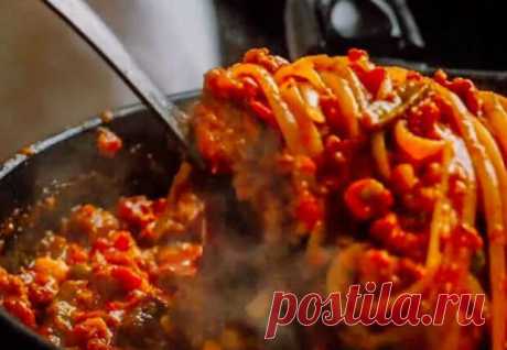 Сковорода еды и никакой нарезки: сытные макароны с мясом - Steak Lovers - 6 сентября - 43857553808 - Медиаплатформа МирТесен Сытные макароны с мясом готовятся вообще без ножа. Целая сковорода еды выходит в 10 минут, а хватает вкусноты надолго. Все, что нужно встречается почти в каждом магазине. Возьмем любые замороженные овощи, обычный фарш, сушеный чеснок, такие же лук и паприка. Томаты в собственном соку и спагетти, - 6 сентября - 43857553808 - Медиаплатформа МирТесен