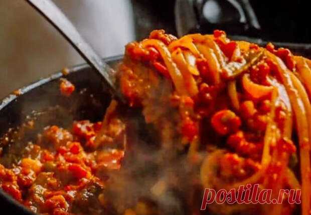 Сковорода еды и никакой нарезки: сытные макароны с мясом - Steak Lovers - 6 сентября - 43857553808 - Медиаплатформа МирТесен Сытные макароны с мясом готовятся вообще без ножа. Целая сковорода еды выходит в 10 минут, а хватает вкусноты надолго. Все, что нужно встречается почти в каждом магазине. Возьмем любые замороженные овощи, обычный фарш, сушеный чеснок, такие же лук и паприка. Томаты в собственном соку и спагетти, - 6 сентября - 43857553808 - Медиаплатформа МирТесен