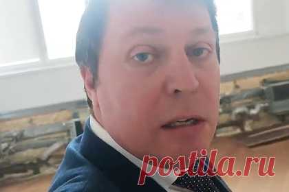 Депутат описал свой кабинет в Госдуме словами «разруха, ничего нет». Депутат от КПРФ Михаил Матвеев проник в выделенный ему кабинет в здании Госдумы и пожаловался на его полную неготовность. По словам Матвеева, помещение полностью пустует — в нем нет никакой мебели и техники. На кадрах, которыми он поделился в сети, видны лишь голые стены, пол и окна с жалюзи.