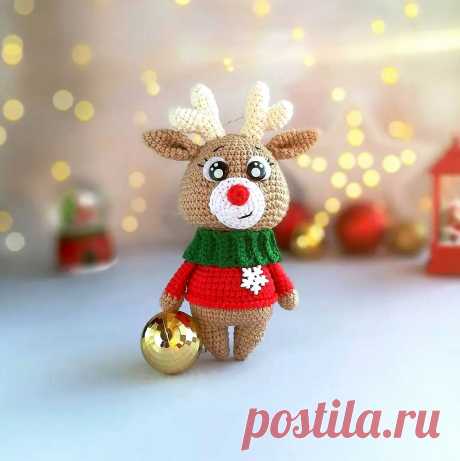 PDF Оленяшка крючком. FREE crochet pattern; Аmigurumi animal patterns. Амигуруми схемы и описания на русском. Вязаные игрушки и поделки своими руками #amimore - олень к Новому году, новогодний оленёнок в шарфике, рождественский олень в снуде.