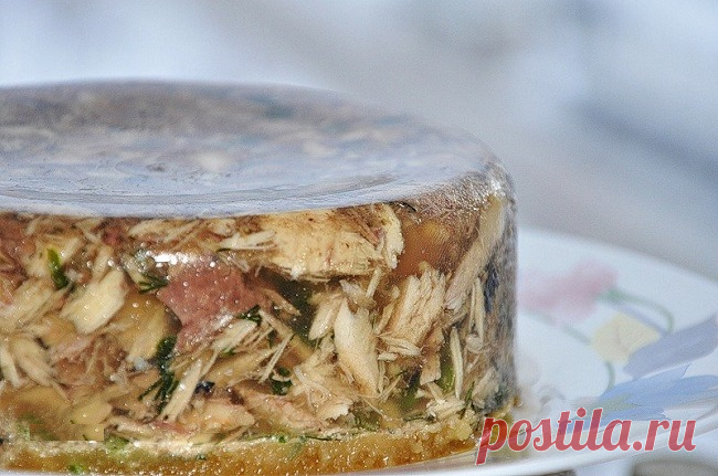 Холодец из рыбы. Не хуже мясного аналога 
После того, как рыба разделана, часто остается масса всего несъедобного, а именно голова, чешуя, кости, хвост, плавники. Этот суп-набор чаще всего идет на корм коту или без сожаления выбрасывается в …