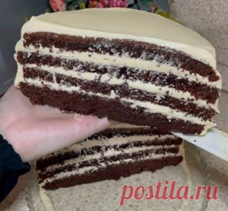 ТОРТ НА КИПЯТКЕ 
 
Яйца - 2шт 
Сахар - 230гр 
Молоко - 150мл 
Раст.маслл - 50мл 
Мука - 200гр 
Какао - 40гр 
Сода - 1ч ложка 
Разрыхлитель - 1ч ложка 
Кипяток - 200мл 
 
Смешать муку, какао, соду и разрыхлитель. Яйца взбить с сахаром. Добавить молоко, масло, взбить, всыпать мучную смесь. Добавить кипяток и все ещё раз взбить до однородности. Влить в форму 16-18см, печь в духовке при 160гр 40-50минут. Накройте форму фольгой, чтобы все пропеклось или разделите тесто на ...