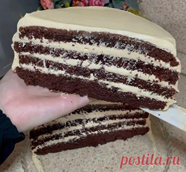 ТОРТ НА КИПЯТКЕ 
 
Яйца - 2шт 
Сахар - 230гр 
Молоко - 150мл 
Раст.маслл - 50мл 
Мука - 200гр 
Какао - 40гр 
Сода - 1ч ложка 
Разрыхлитель - 1ч ложка 
Кипяток - 200мл 
 
Смешать муку, какао, соду и разрыхлитель. Яйца взбить с сахаром. Добавить молоко, масло, взбить, всыпать мучную смесь. Добавить кипяток и все ещё раз взбить до однородности. Влить в форму 16-18см, печь в духовке при 160гр 40-50минут. Накройте форму фольгой, чтобы все пропеклось или разделите тесто на ...