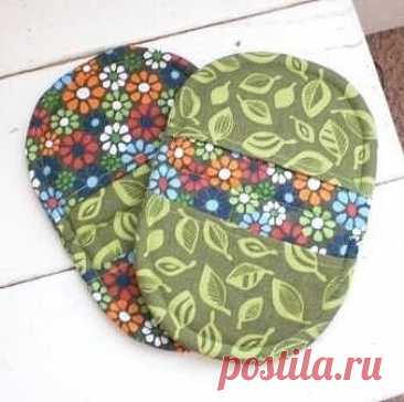 Идеи для прихваток.

Как сшить красивые прихватки для кухни своими руками - идеи для мастериц. Такой полезный, и в то же время декоративный кухонный аксессуар может преобразить убранство кухни и подарить хорошее настроение. Потрясающе выглядят, удобно держатся на руке, можно подвешивать за петельку.