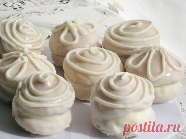 Французское печенье. Птифур (фр. petits fours) — ассорти из разного маленького печенья (или пирожного), которое чаще готовится из одинакового теста, но отличается оформлением и добавками. Чаще птифур готовят из бисквитного и песочного теста, наполняя разными начинками и украшая кремом или глазурью. Эти...