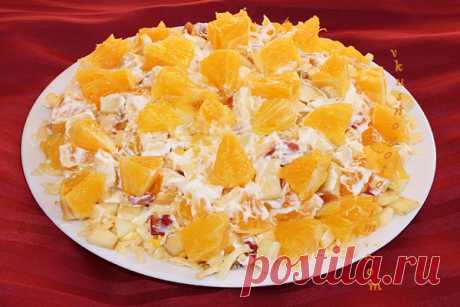 Вкусный салат с консервированной скумбрией и апельсинами