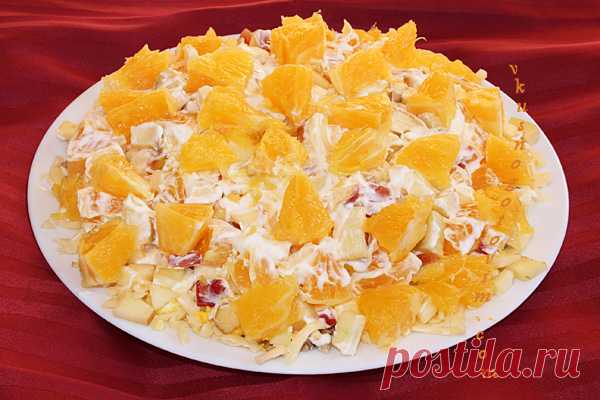 Вкусный салат с консервированной скумбрией и апельсинами