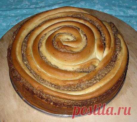 Пирог «Улитка» с орехами и корицей