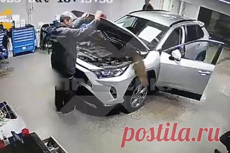 Российский кот решил согреться и нагадил в Porsche. Хозяин автомобиля Toyota Rav-4 привез автомобиль в автосервис на улице Константинова для диагностики. Однако когда он открыл капот для механиков, оттуда внезапно выпрыгнул перепуганный кот. От испуга мужчина даже схватился за сердце. Происшествие попало на камеры видеонаблюдения.