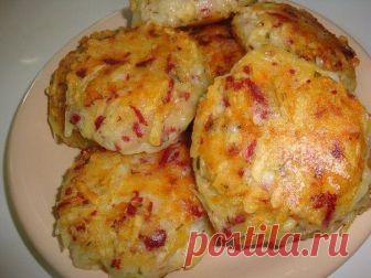 Драники с ветчиной, сыром и зеленью

Ингредиенты:
-картофель - 6 шт.
-луковица - 1 шт.
-ветчина / любые колбасные изделия - 200 гр.
-сыр твёрдый - 200 гр.
-яйца - 2 шт.
-укроп
-мука - 4 ст.л.
-соль
-перец
-масло растительное

Приготовление:
1. Лук, ветчину, картофель и сыр натереть на крупной тёрке.
2. Добавить яйца, муку, измельчённый укроп. Посолить. Поперчить. Хорошо перемешать.
3. Выложить массу на сковороду с помощью ложки, придавая ей форму лепёшки.
4. Обжарить с дву...