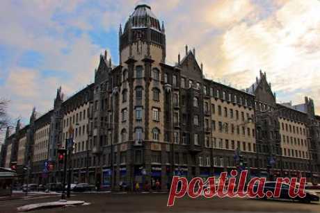 Доходный дом сельскохозяйственного товарищества "Помещик"
Стиль - Модерн. На первом этаже этого дома на Измайловском пр.был знаменитый в советское время магазин Стрела
1911-1912 - арх. Блувштейн Яков Захарович