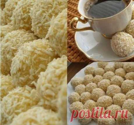 Конфетки рафаэлло Ингредиенты:Кукурузные палочки 1 упаковка 60 грСгущеное молоко 1 банкаОрехи, коксовая стружкаПриготовление:1. Кукурузные палочки пропускаем через мясорубку, добавляем сгущенку, перемешиваем.2. Теперь из массы формируем маленькие шарики внутрь кладем кусочек орешка, обваливаем в кокосовой...