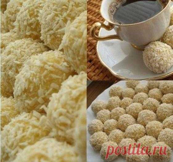 Конфетки рафаэлло Ингредиенты:Кукурузные палочки 1 упаковка 60 грСгущеное молоко 1 банкаОрехи, коксовая стружкаПриготовление:1. Кукурузные палочки пропускаем через мясорубку, добавляем сгущенку, перемешиваем.2. Теперь из массы формируем маленькие шарики внутрь кладем кусочек орешка, обваливаем в кокосовой...