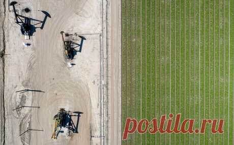 ОПЕК+ решила нарастить добычу нефти на 400 тыс. барр. с августа. Страны ОПЕК+ решили увеличивать добычу нефти на 400 тыс. барр. в сутки ежемесячно, начиная с августа. К концу 2021 года добыча должна вырасти на 2 млн барр. Это позволит избежать дефицита сырья на рынке на фоне роста спроса