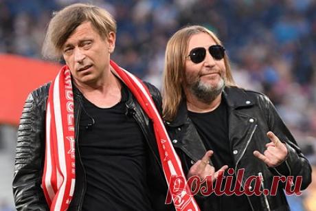 Общественники попросили проверить «Би-2» на факт государственной измены. Организация «Зов Народа» обратилась к Генпрокуратуре, Следственному комитету и Министерству культуры с просьбой проверить группу «Би-2» на факт государственной измены и признать участников коллектива спонсорами терроризма. Помимо этого, участники движения призвали арестовать имущество музыкантов на территории РФ.