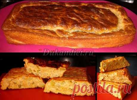 Шарлотка с… кабачком (но вкус яблока!!!) | Диета Дюкана

Идея проста: 
250 г кабачка превратить в яблочко, т. е. порезать кубиками + сахзам и потушить в лимонном соке 
 до полуготовности, выпарив всю лишнюю жидкость и этим совершенно меняя его вкус, а консистенция уже подходит.

Вмешать охлажденную начинку в 
(2 овсяных отрубей + 1 пшеничных), сдобрив по рецепту ложкой сухого обезжиренного молока и крахмала 
 + сах.зам, 
2 желтка 
и ложки 3 густого йогурта.