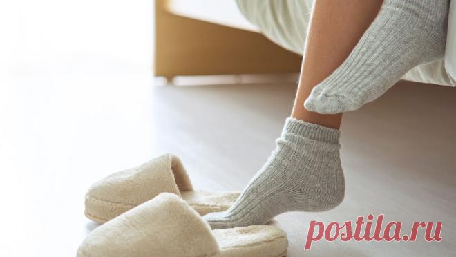 Врач объяснила, почему важно носить домашние тапочки. Домашние тапочки помогут избежать нагрузки на суставы и пятки, а также защитят от холода и скольжения. Об этом Pravda.Ru рассказала врач-терапевт и специалист по превентивной медицине Наталья Лаврентьева. По ее словам, они также ...