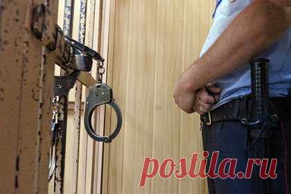Россиянин три раза вонзил нож в грудь родного отца во время застолья. В Тюменской области суд рассмотрит дело 31-летнего местного жителя, обвиняемого в убийство родного отца. Вечером 6 марта отец с сыном выпивали в доме на улице Северной в селе Малышенка Голышмановского городского округа. Во время застолья родственники поссорились, тогда фигурант стал избивать пожилого мужчину.