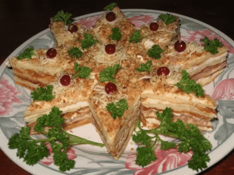 Оригинальная закуска "Наполеон" на новый год 
Надо взять: 
-коржи для торта - 6 шт. 
-грибы - 0,5 кг. 
-филе куриное - 3 шт. 
-яйца - 3-4 шт. 
-майонез - 300 гр. 
-сыр - 100 гр. 
-лук - 1 шт. 
-зелень.
Способ приготовления: 
Сразу скажу, что коржи я покупала в магазине. Они так и называются "Коржи для Наполеона". Но, конечно, можно испечь коржи для традиционного торта "Наполеон". 
Итак, обжариваем грибы с луком до готовности, филе куриное отвариваем в подсоленной воде, яйца варим вкрутую. Ре