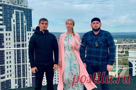 Бывший российский репортер заявила о превосходстве чеченских мужчин над русскими. Бывший репортер телеканалов «Москва-24» и «Россия-24» Наталья Андреева опубликовала пост в instagram, в котором сравнила русских мужчин и чеченцев, указав на превосходство последних. Журналистка опубликовала снимок, на котором она стоит с двумя бородатыми мужчинами на вершине одной из башен комплекса «Грозный-Сити».