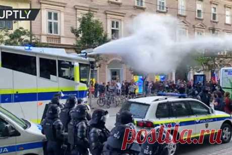 Жесткий разгон протестов в Словении попал на видео. Полиция Словении применила слезоточивый газ и водометы для разгона протестующих против ужесточения коронавирусных ограничений в Любляне. На запись попали сотни граждан, вышедших на улицы для выражения протеста против мер по борьбе с COVID-19. На кадрах видны столкновения демонстрантов с правоохранителями.
