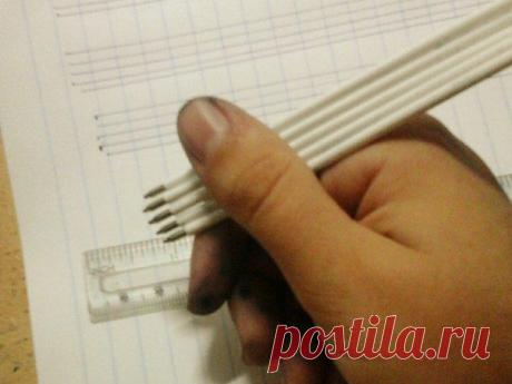 На заметку музыкантам: если вдруг нужно записать ноты, а нотной тетради под рукой нет, то вам помогут лист бумаги, линейка и пять стержней для ручек.