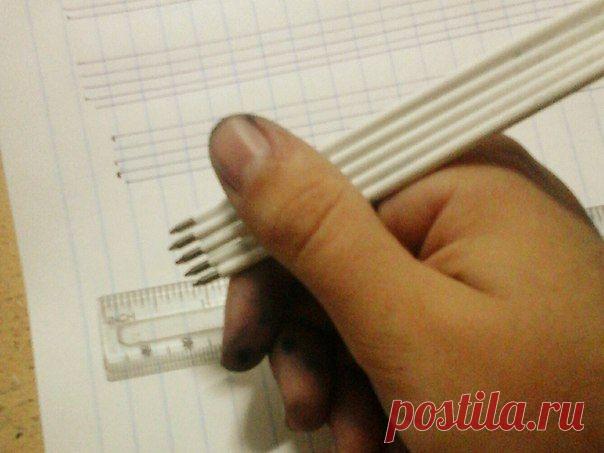 На заметку музыкантам: если вдруг нужно записать ноты, а нотной тетради под рукой нет, то вам помогут лист бумаги, линейка и пять стержней для ручек.