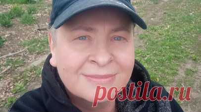 «Оставаться уже не могу»: внучка ветерана ВОВ уехала из Латвии в Россию после сноса памятника воинам-освободителям. Светлана Сальникова, переехавшая с семьёй в Латвию ещё в начале 70-х, в прошлом году оставила работу финансистом, продала жильё в Юрмале, получила российское гражданство и вернулась на родину. По её словам, в Латвии она не могла оставаться из-за ужасного отношения к русскоязычным, а последней каплей стал снос памятника воинам Советской Армии. Сейчас 54-летняя женщина живёт в селе…
